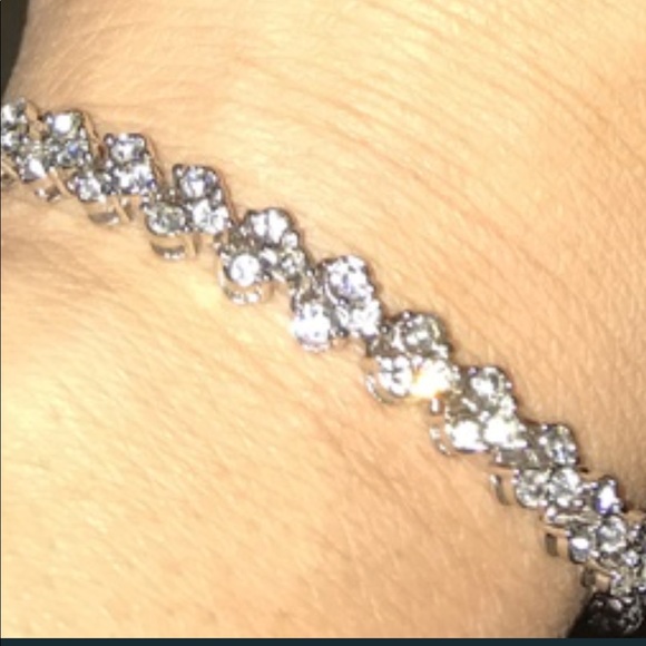 ❄️New❄️Beautiful Silver Bracelet with CZ Crystal - Picture 2 of 4